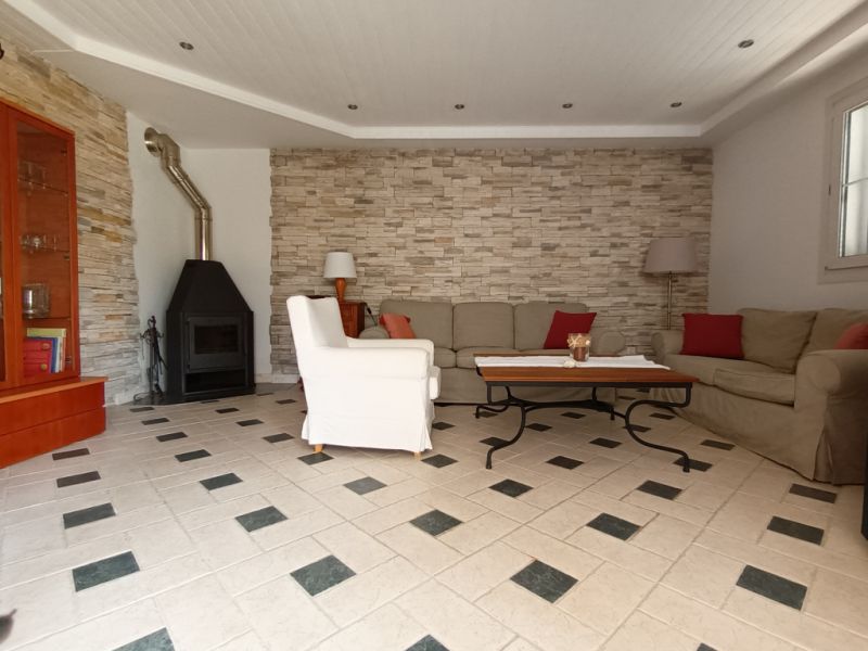 Temporada: Chalet con calefacción por suelo radiante, jardín y piscina en Cala LLombards -- CH 07 T