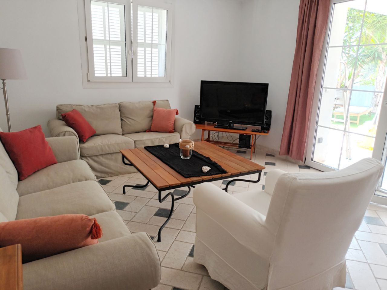 Temporada: Chalet con calefacción por suelo radiante, jardín y piscina en Cala LLombards -- CH 07 T