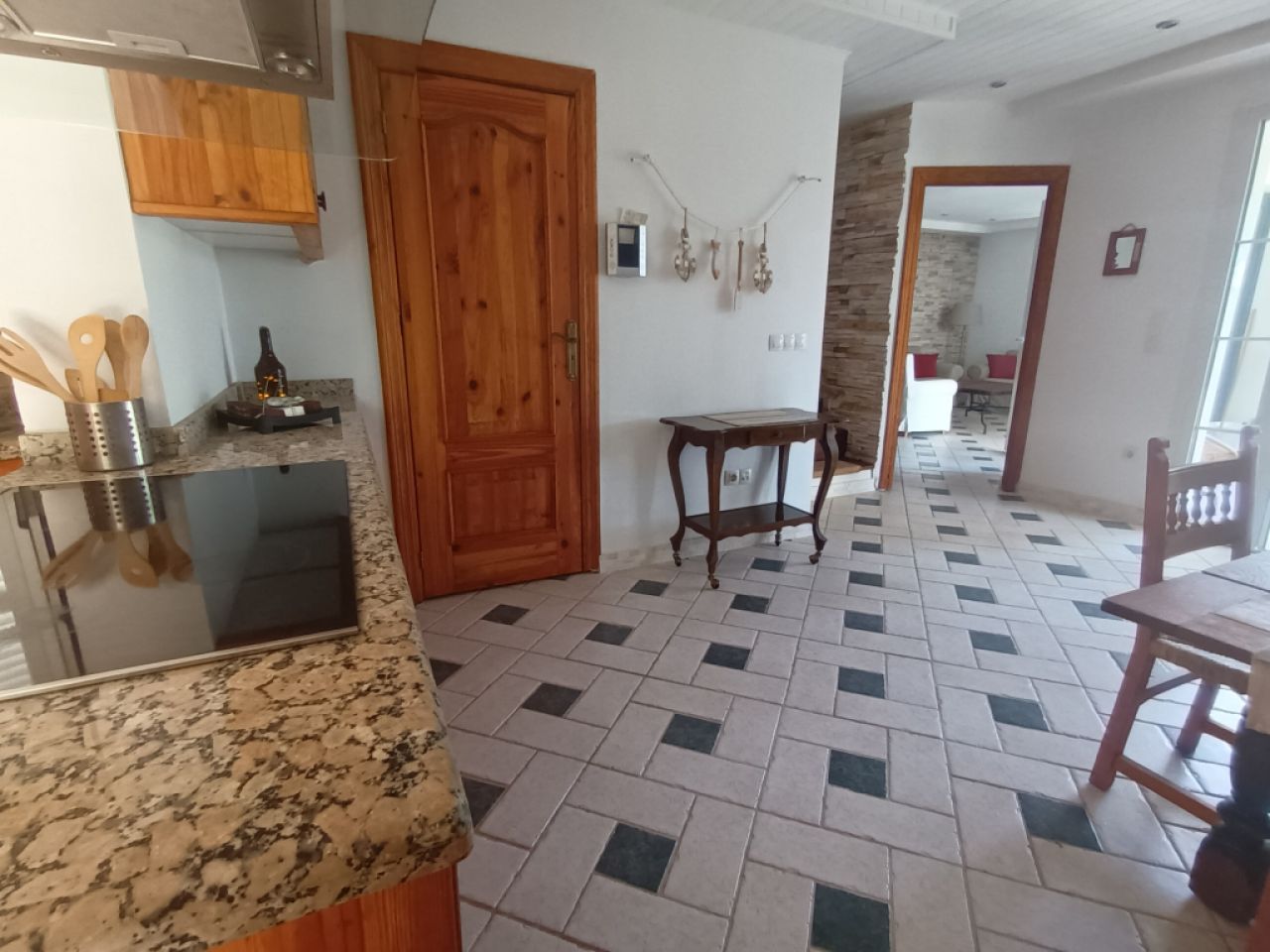 Temporada: Chalet con calefacción por suelo radiante, jardín y piscina en Cala LLombards -- CH 07 T