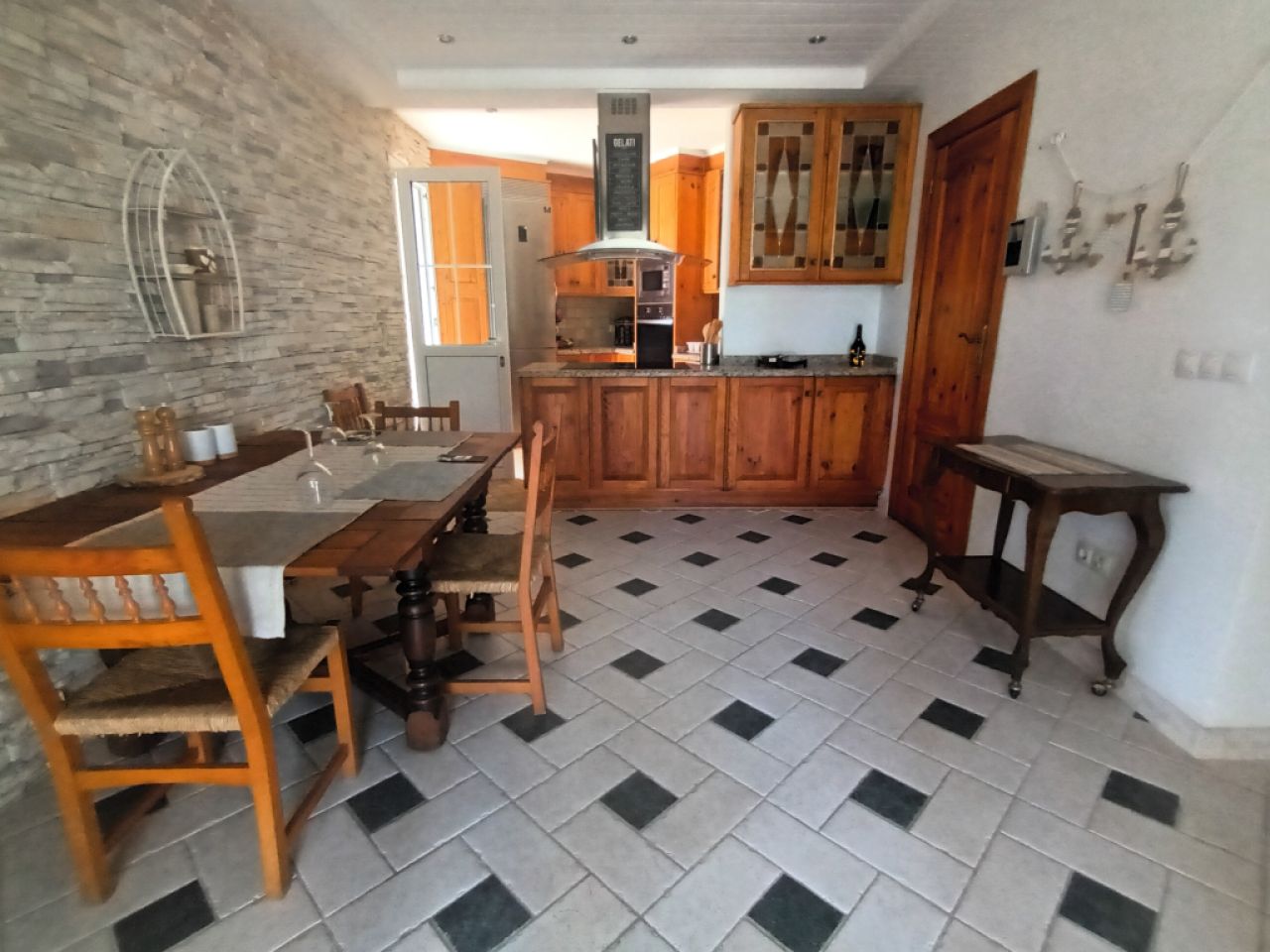 Temporada: Chalet con calefacción por suelo radiante, jardín y piscina en Cala LLombards -- CH 07 T