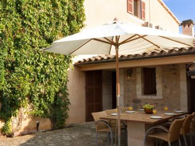 Season: Ground-level casita with 3 bedrooms and communal pool in the countryside near Manacor -- F 266 B