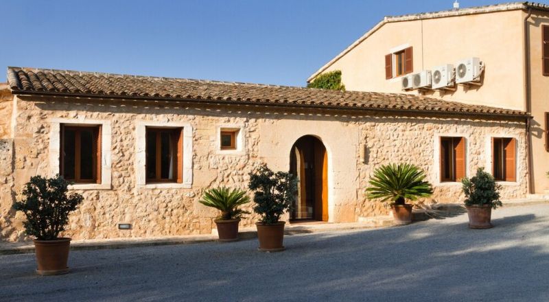 Season: Ground-level casita with 3 bedrooms and communal pool in the countryside near Manacor -- F 266 B