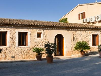 Season: Ground-level casita with 3 bedrooms and communal pool in the countryside near Manacor -- F 266 B