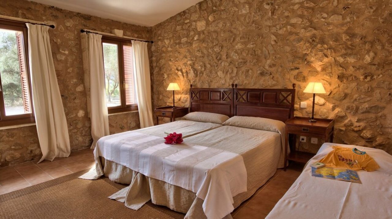 Season: Ground-level casita with 3 bedrooms and communal pool in the countryside near Manacor -- F 266 B