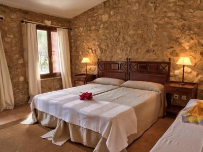 Season: Ground-level casita with 3 bedrooms and communal pool in the countryside near Manacor -- F 266 B