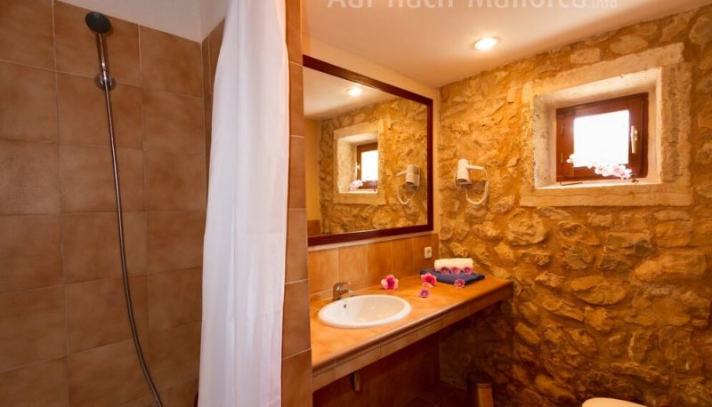 Season: Ground-level casita with 3 bedrooms and communal pool in the countryside near Manacor -- F 266 B