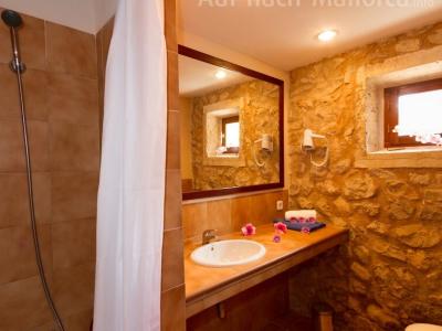 Season: Ground-level casita with 3 bedrooms and communal pool in the countryside near Manacor -- F 266 B