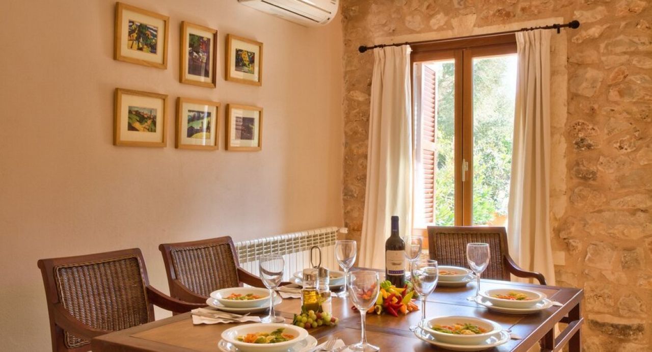 Season: Ground-level casita with 3 bedrooms and communal pool in the countryside near Manacor -- F 266 B