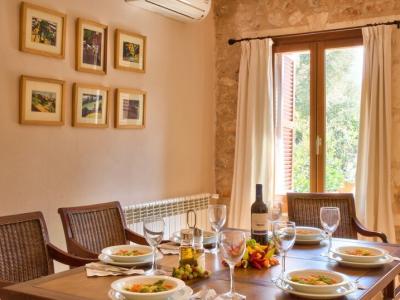 Season: Ground-level casita with 3 bedrooms and communal pool in the countryside near Manacor -- F 266 B