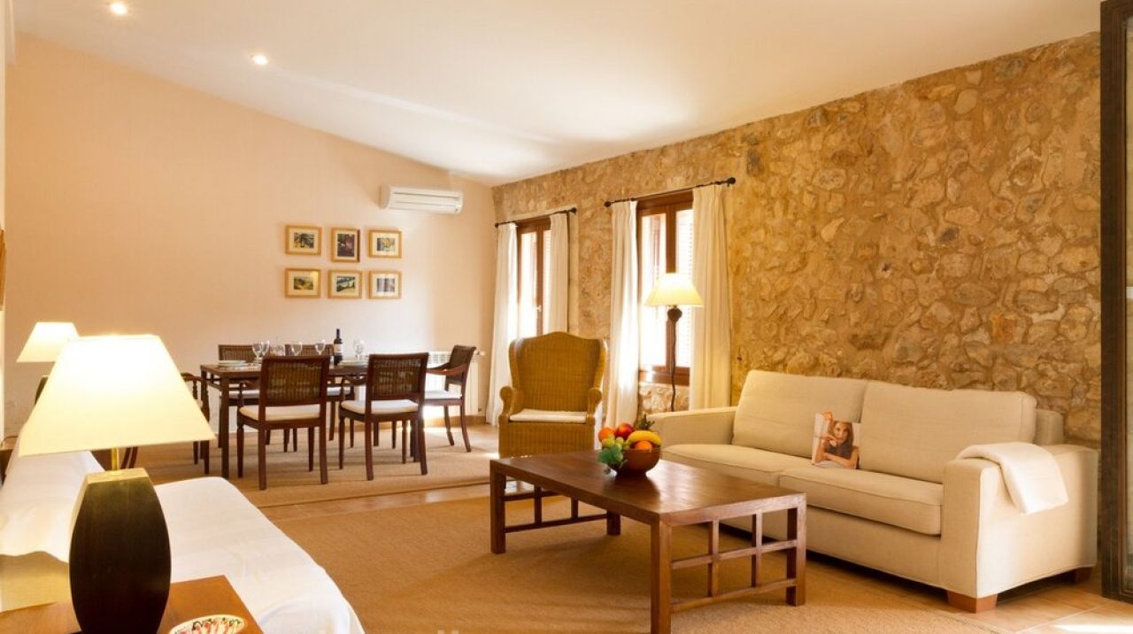 Season: Ground-level casita with 3 bedrooms and communal pool in the countryside near Manacor -- F 266 B