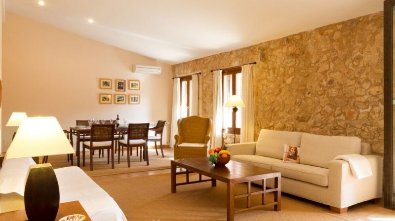 Season: Ground-level casita with 3 bedrooms and communal pool in the countryside near Manacor -- F 266 B