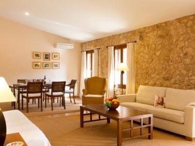 Season: Ground-level casita with 3 bedrooms and communal pool in the countryside near Manacor -- F 266 B
