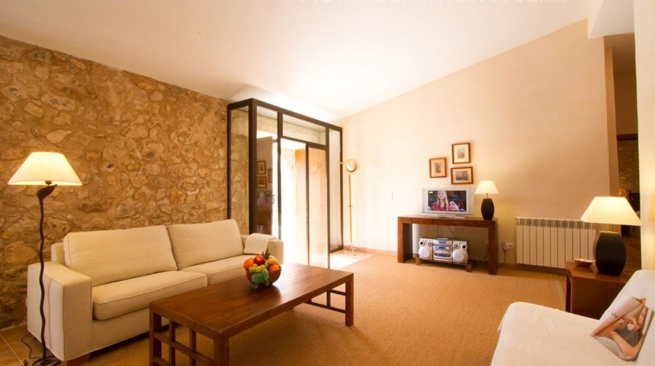 Season: Ground-level casita with 3 bedrooms and communal pool in the countryside near Manacor -- F 266 B