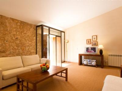 Season: Ground-level casita with 3 bedrooms and communal pool in the countryside near Manacor -- F 266 B