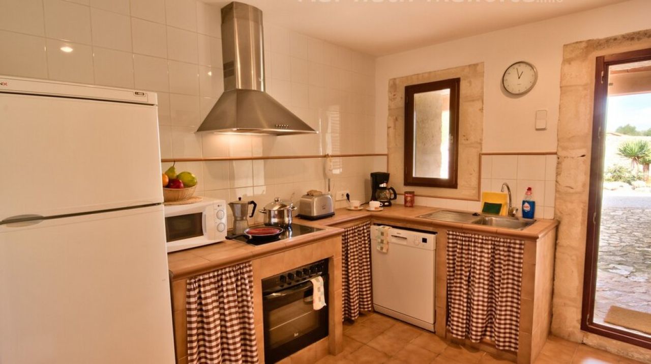 Season: Ground-level casita with 3 bedrooms and communal pool in the countryside near Manacor -- F 266 B
