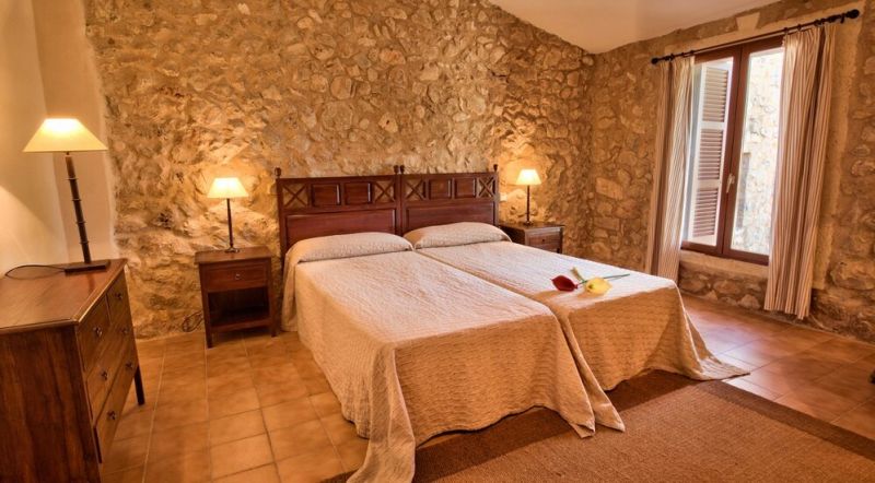 Season: Ground-level casita with 3 bedrooms and communal pool in the countryside near Manacor -- F 266 B