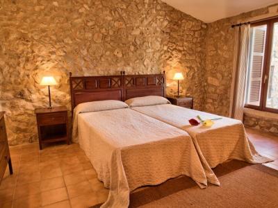 Season: Ground-level casita with 3 bedrooms and communal pool in the countryside near Manacor -- F 266 B