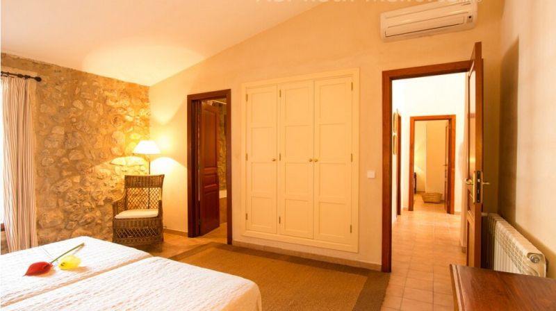 Season: Ground-level casita with 3 bedrooms and communal pool in the countryside near Manacor -- F 266 B