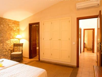 Season: Ground-level casita with 3 bedrooms and communal pool in the countryside near Manacor -- F 266 B