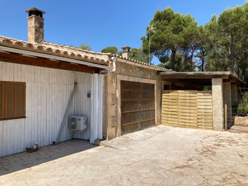SEASON: Single-storey chalet with kl. Pool in a green zone - near Cala Mondragó - Santanyi - CH