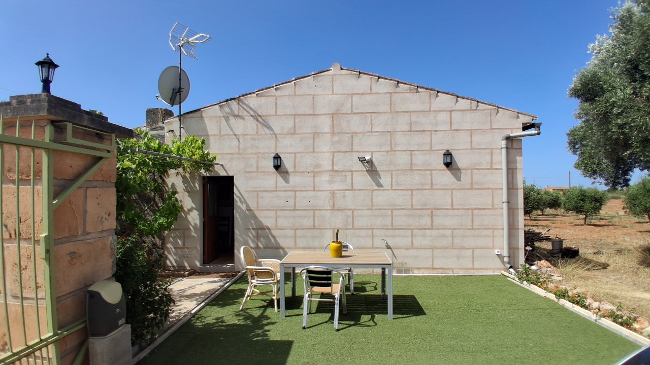 Temporada: Pequeña casita rural con chimenea, AC y jacuzzi cerca de Llucmajor -- C 14 T