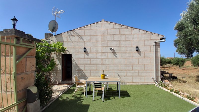 Temporada: Pequeña casita rural con chimenea, AC y jacuzzi cerca de Llucmajor -- C 14 T