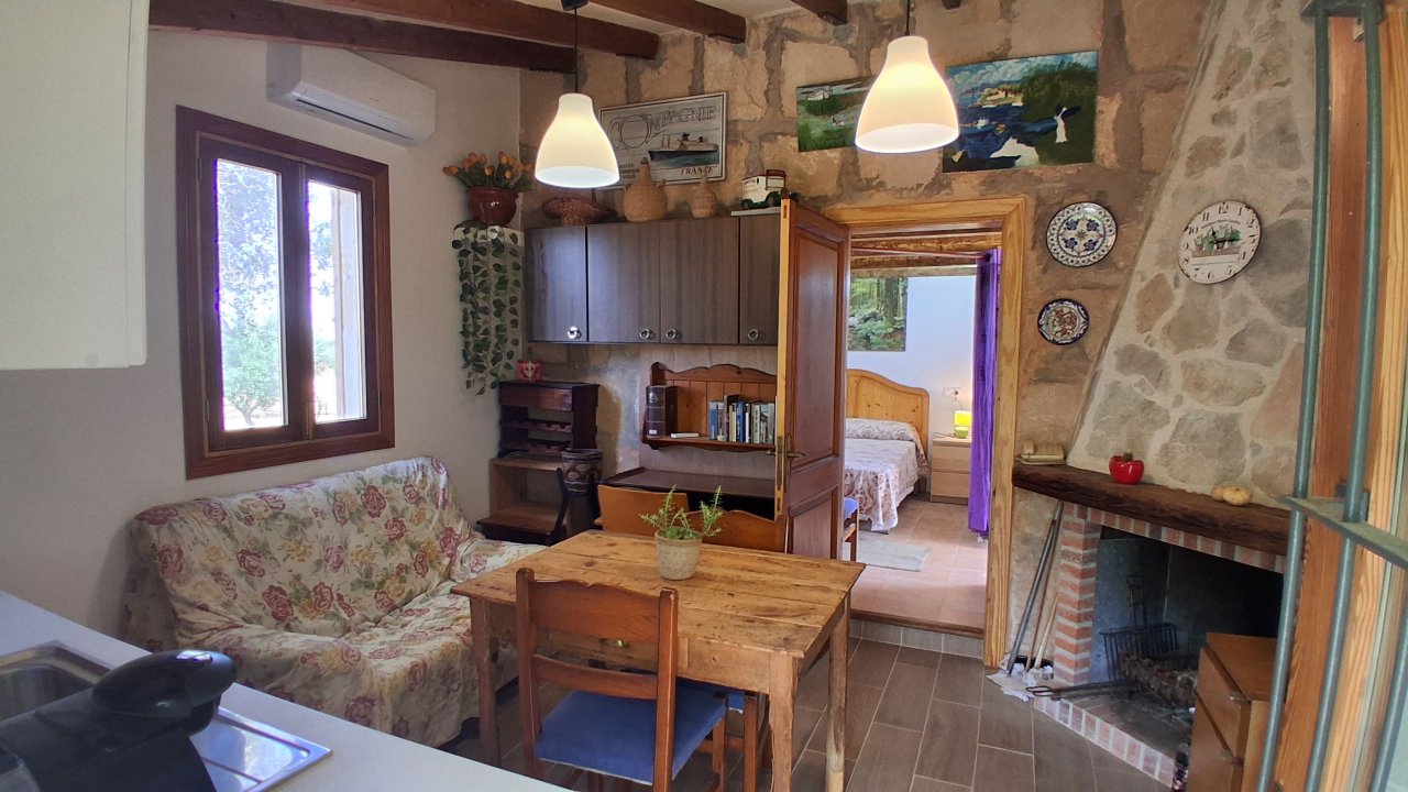 Temporada: Pequeña casita rural con chimenea, AC y jacuzzi cerca de Llucmajor -- C 14 T
