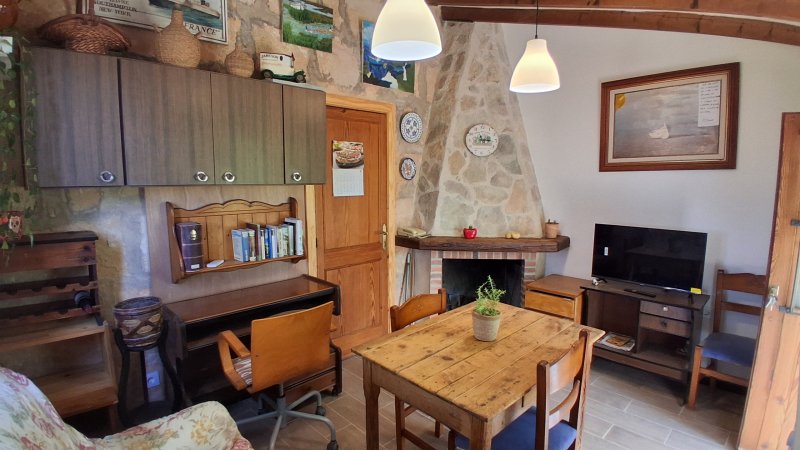 Temporada: Pequeña casita rural con chimenea, AC y jacuzzi cerca de Llucmajor -- C 14 T