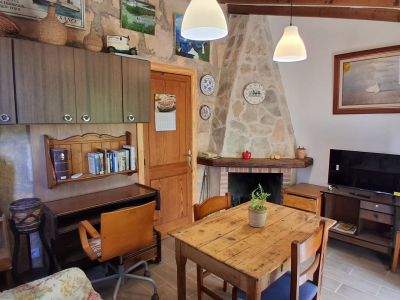 Temporada: Pequeña casita rural con chimenea, AC y jacuzzi cerca de Llucmajor -- C 14 T