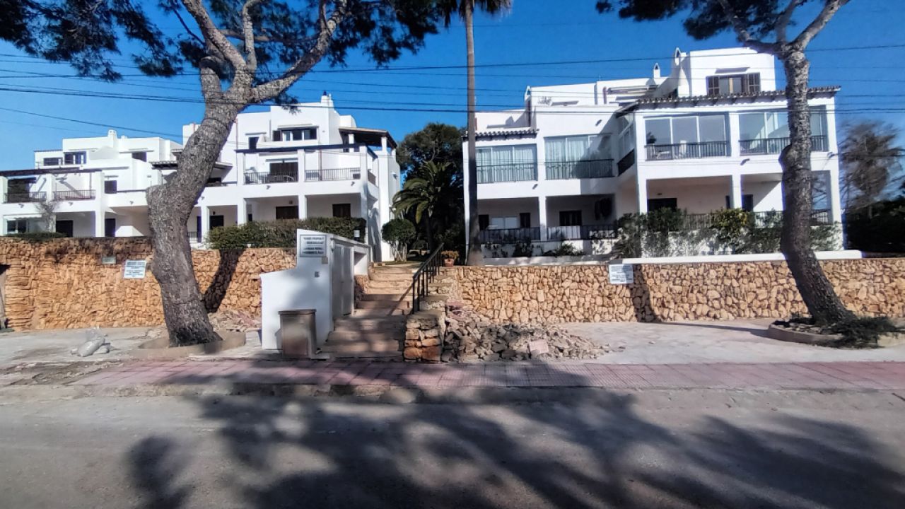 SAISON: Modernes Apartment mit Winterterrasse und Meerblick in Cala Dor -- AP 132 T