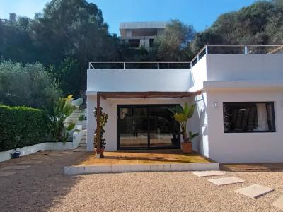 Saison: Modernes Parterrechalet in waldiger Lage nahe der Bucht Cala LLombards --CH 12 T