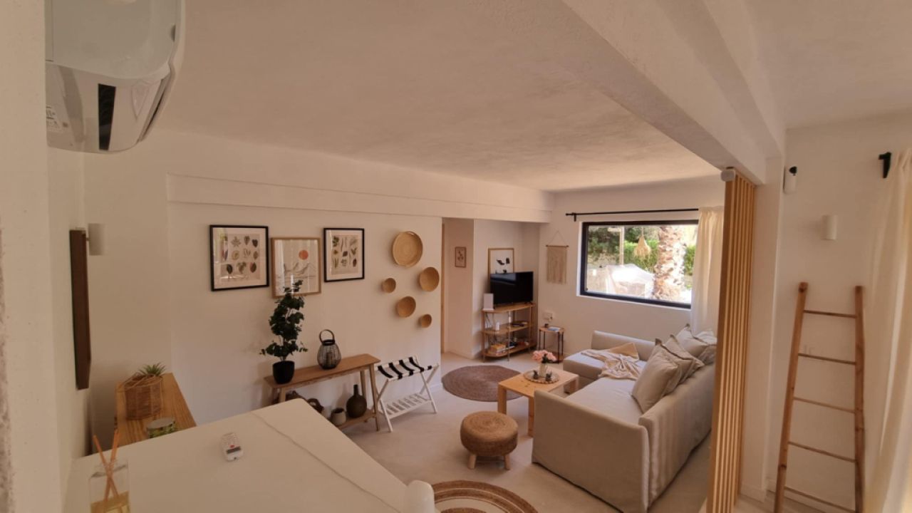 Saison: Modernes Parterrechalet in waldiger Lage nahe der Bucht Cala LLombards --CH 12 T