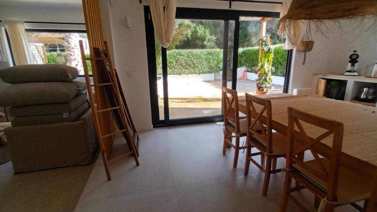 Saison: Modernes Parterrechalet in waldiger Lage nahe der Bucht Cala LLombards --CH 12 T