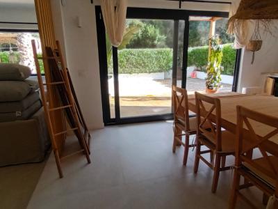 Saison: Modernes Parterrechalet in waldiger Lage nahe der Bucht Cala LLombards --CH 12 T