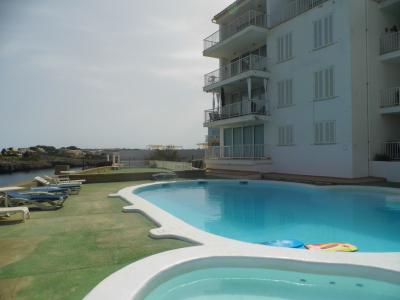 SAISON: Parterreapartment mit Pool und AC, Kamin in 1. Linie der Küste von Porto Colom -- AP 159 T