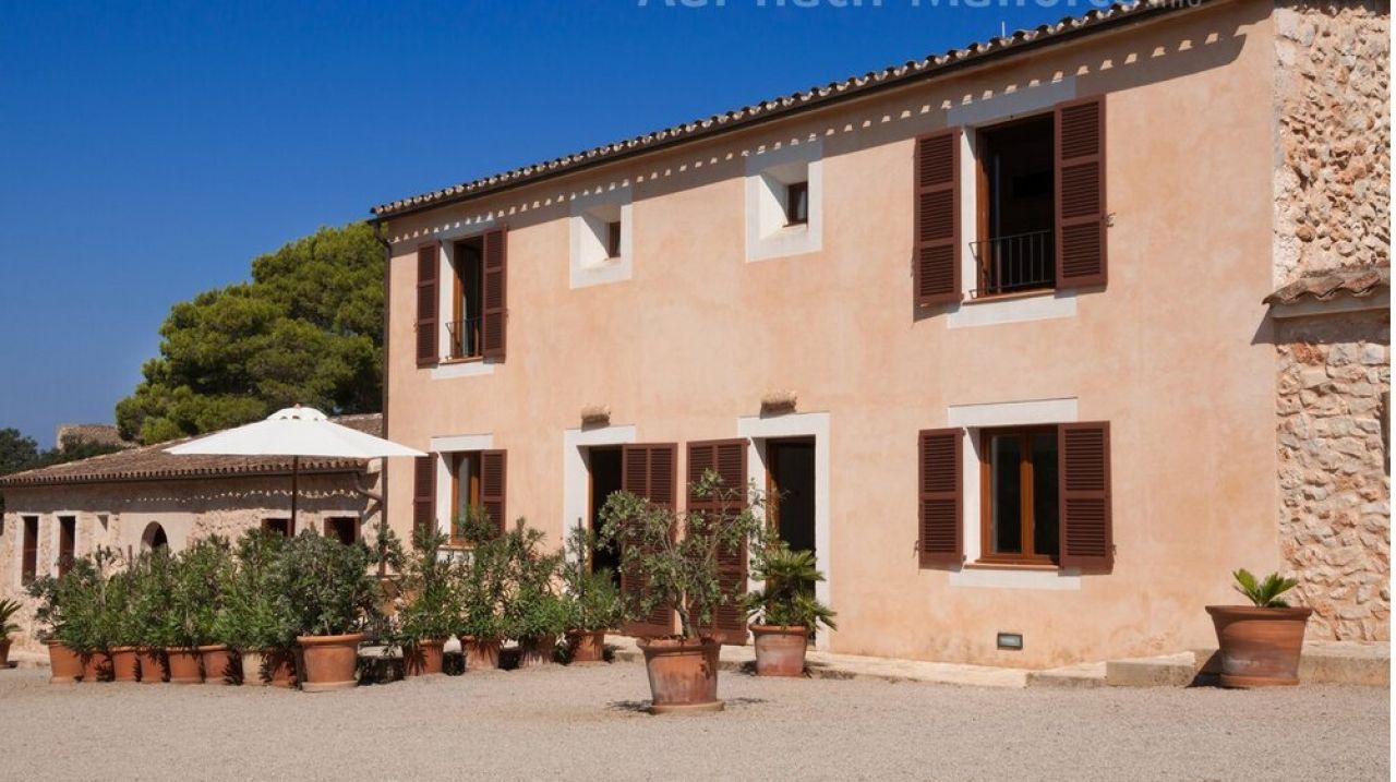 Season: Rustic and renovated finca on shared property with heating and pool near Manacor-- F 266 C