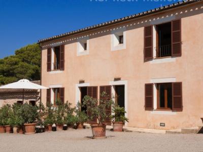 Season: Rustic and renovated finca on shared property with heating and pool near Manacor-- F 266 C