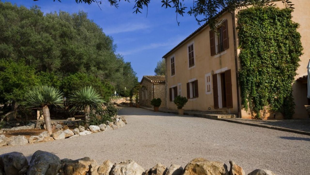 Season: Rustic and renovated finca on shared property with heating and pool near Manacor-- F 266 C