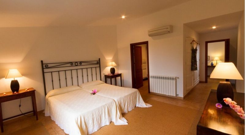 Season: Rustic and renovated finca on shared property with heating and pool near Manacor-- F 266 C