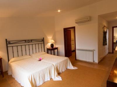 Season: Rustic and renovated finca on shared property with heating and pool near Manacor-- F 266 C