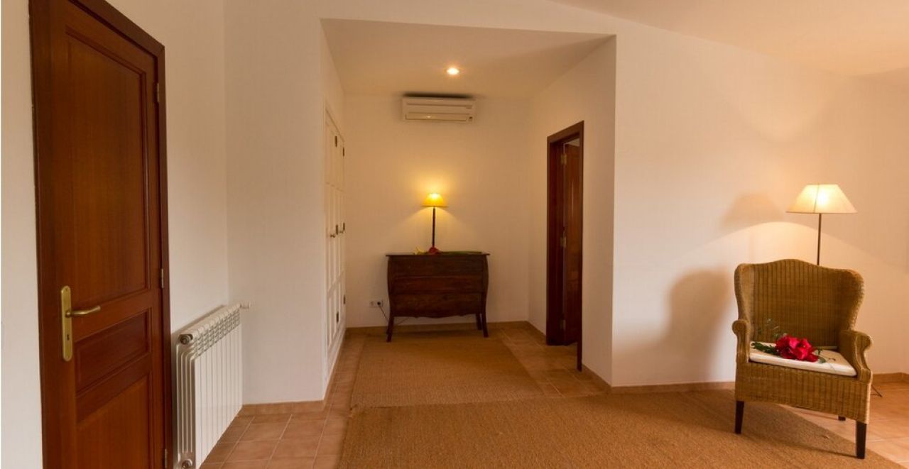 Season: Rustic and renovated finca on shared property with heating and pool near Manacor-- F 266 C