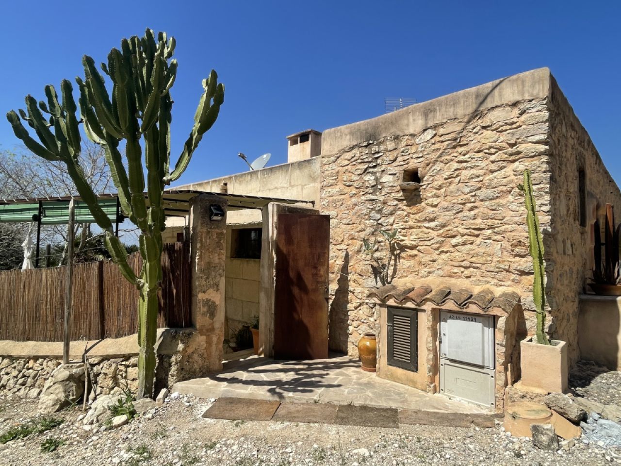 SAISON: Urige Casita mit vielen Terrassen, 2 Kaminen, AC in ruhiger Lage von Cas Concos-- C 13 T