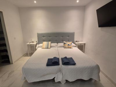 Temporada/Invierno 27-28: Estudio moderno con terraza y piscina comunitaria en Cala Dor AP 17 WT