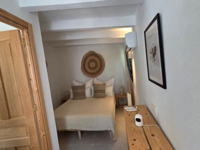 Saison/Winter: Ebenerdiges Chalet mit Garten, Kamin, AC in waldiger Lage von Cala LLombards-CH 12 WT