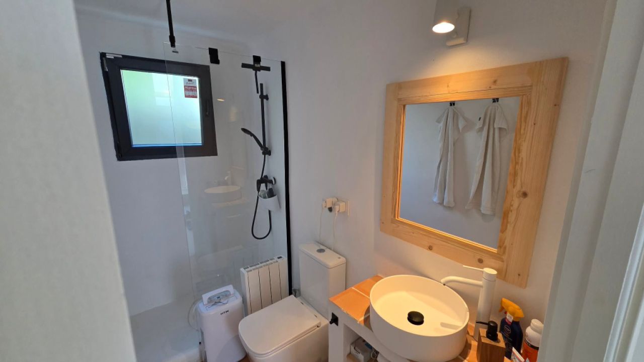 Saison/Winter: Ebenerdiges Chalet mit Garten, Kamin, AC in waldiger Lage von Cala LLombards-CH 12 WT