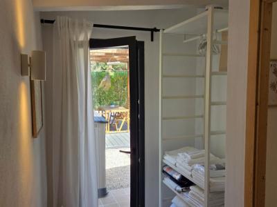 Saison/Winter: Ebenerdiges Chalet mit Garten, Kamin, AC in waldiger Lage von Cala LLombards-CH 12 WT