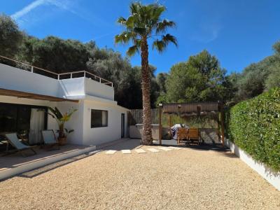 Saison/Winter: Ebenerdiges Chalet mit Garten, Kamin, AC in waldiger Lage von Cala LLombards-CH 12 WT