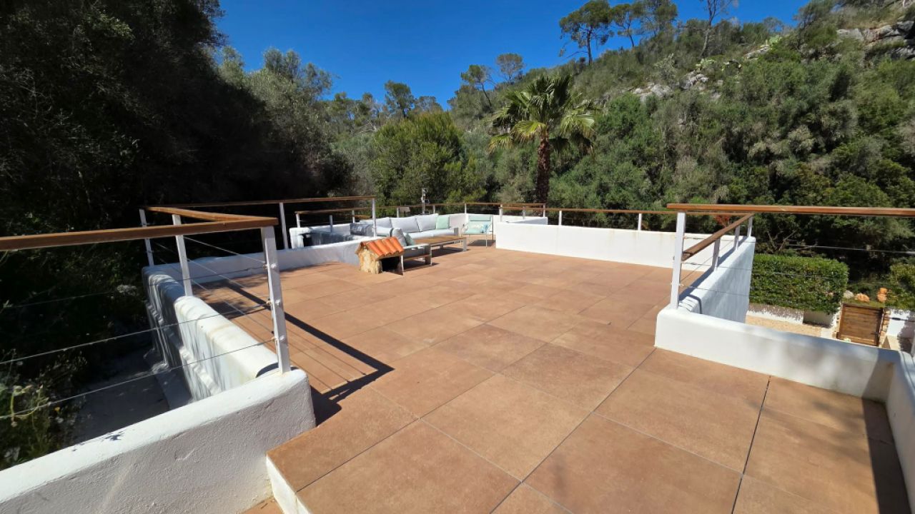 Saison/Winter: Ebenerdiges Chalet mit Garten, Kamin, AC in waldiger Lage von Cala LLombards-CH 12 WT