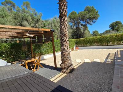 Saison/Winter: Ebenerdiges Chalet mit Garten, Kamin, AC in waldiger Lage von Cala LLombards-CH 12 WT