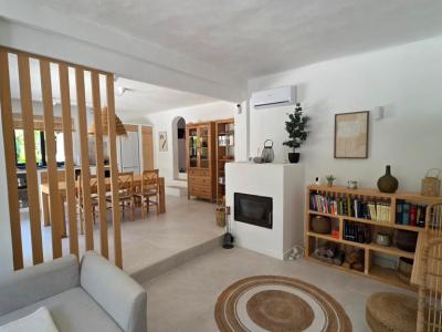 Saison/Winter: Ebenerdiges Chalet mit Garten, Kamin, AC in waldiger Lage von Cala LLombards-CH 12 WT